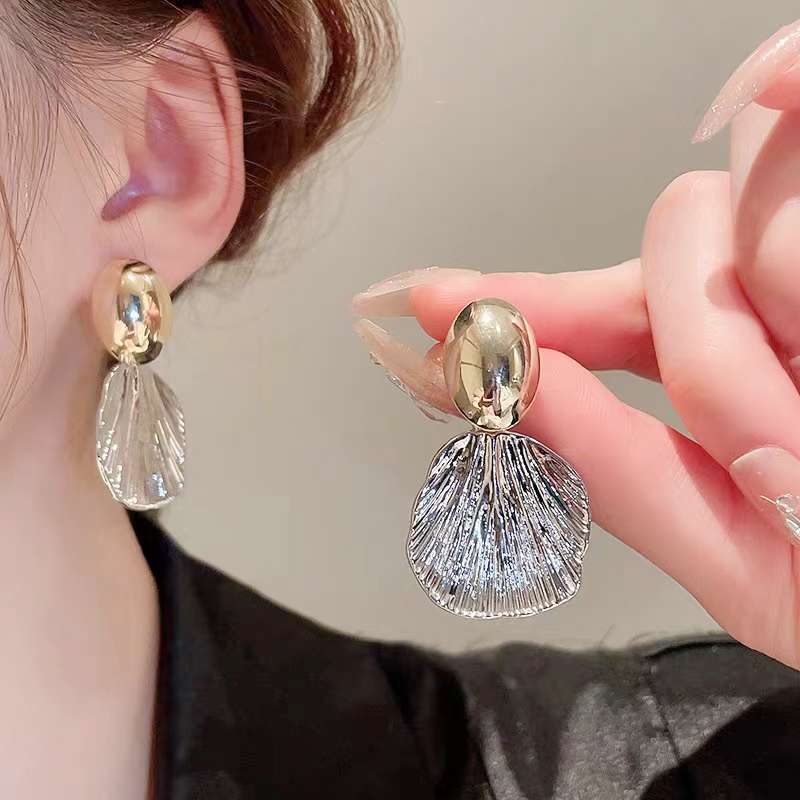 Metal shell textura pendientes niche único de alta calidad sentido orejeras mujer otoño invierno 2025 nuevo estilo explosiva temperamento pendientes cordón color Specification image