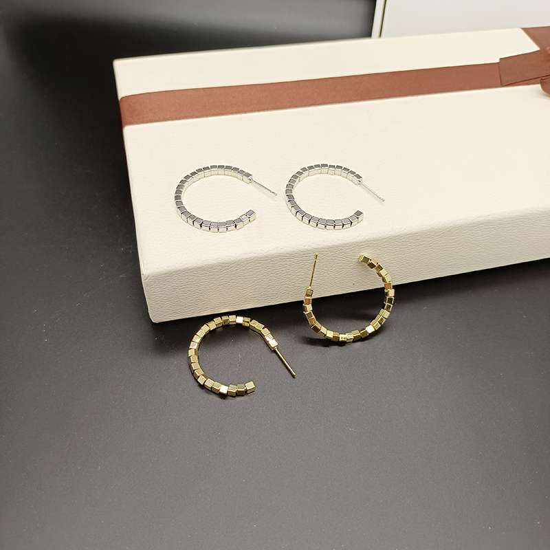 Temperamento cuadrado abierto anillo plata quebrada aretes mujer exquisita premium sentido versátil aretes C nicho sexo frío viento alta pendiente de color seguro accesorios de oído accesorios creativos