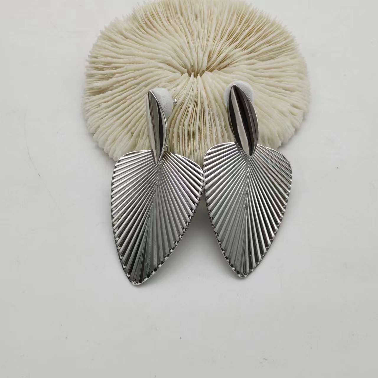Estilo largo europeo y americano borlas cuchillas aretes temperamento aretes de metal exagerado retro barroco fanón textura diseño sentido atmósfera moda auriculares Application Scenario