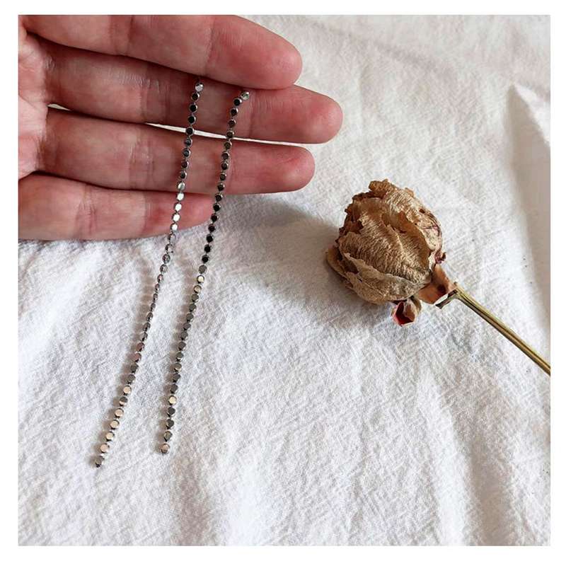 The star-style fringed ear strings can flatter the face shape. The long flat bead chain earrings have an exaggerated design sense, are niche and exquisite, and exude a feminine charm Application Scenario