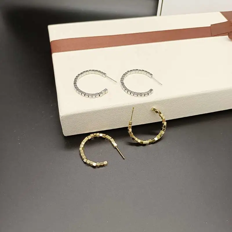 Temperamento cuadrado abierto anillo plata quebrada aretes mujer exquisita premium sentido versátil aretes C nicho sexo frío viento alta pendiente de color seguro accesorios de oído accesorios creativos detail image 3