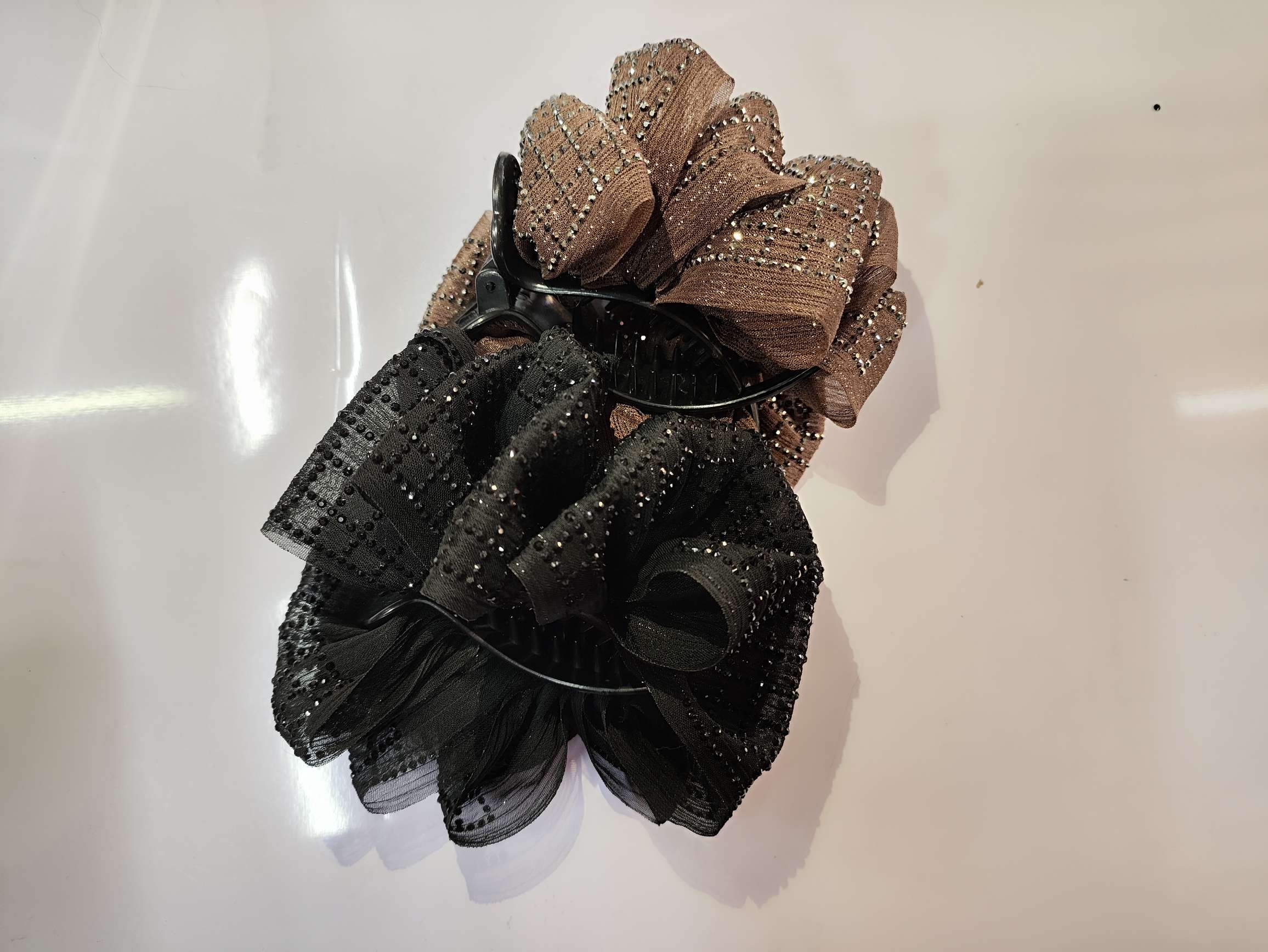 Adult hair clips, cloud-like shiny bun hairstyle, bow hair clips, high-end look, half tied hair at the back of the head, new bun hairstyle