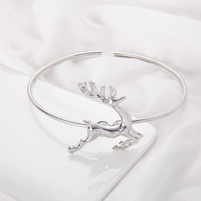 creative punch-free simple and light luxury curtain bandage metal animal deer can be repeatedly removed and randomly shaped curtain buckle Application Scenario