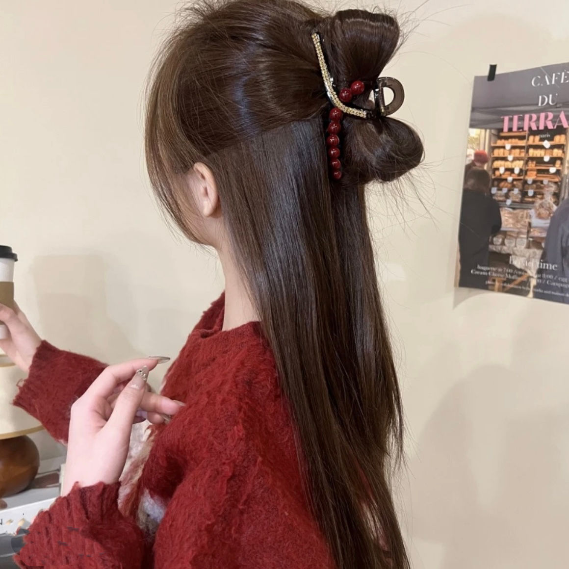 For the New Year, the Ankela Red Shark Clip is a high-end French style. It has less hair at the back of the head and is half-tied with a grappling clip. It exudes a sense of elegance and sophistication Application Scenario