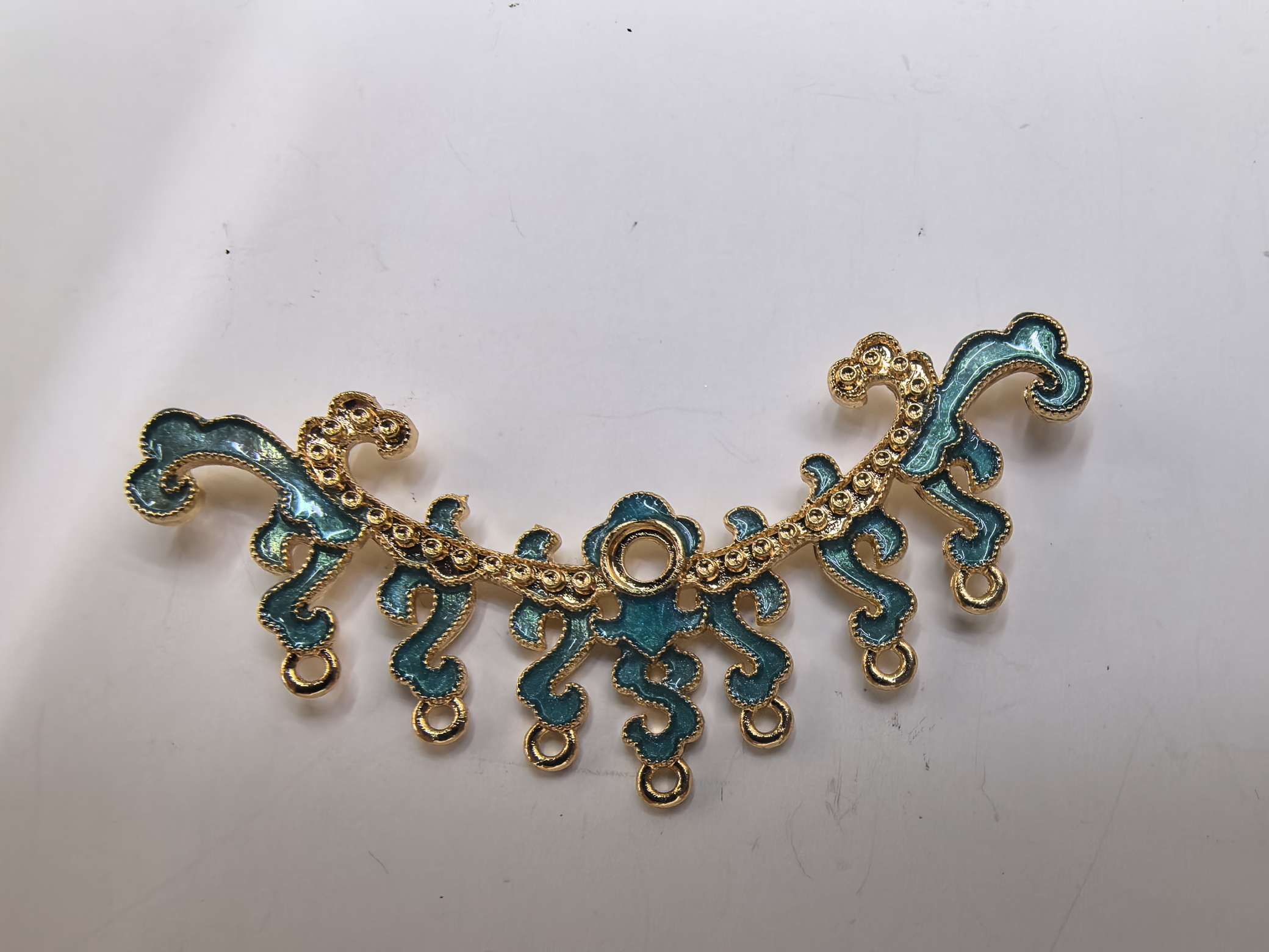 各种锌合金、铁片冲件花片，电镀保色、画油半成品件，工艺精美细致。适用于各种古风头饰，服饰的搭配和妆点。