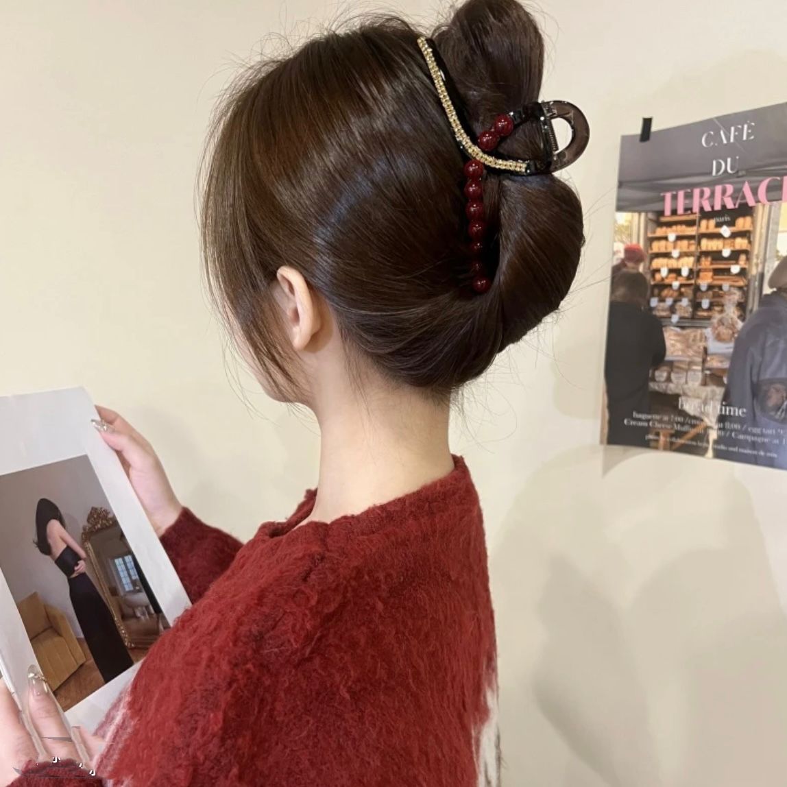 For the New Year, the Ankela Red Shark Clip is a high-end French style. It has less hair at the back of the head and is half-tied with a grappling clip. It exudes a sense of elegance and sophistication detail image 6