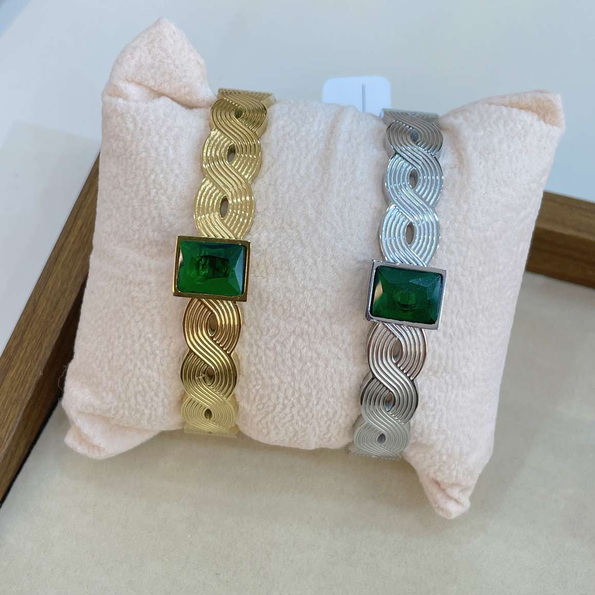 钛钢手镯 工艺雕刻 宝石镶嵌 送礼必备妈妈手镯 手镯