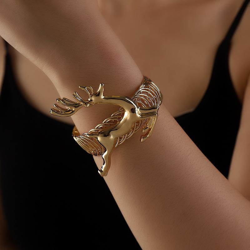creative metal animal deer pearl collar bracelet bracelet suit random shape simple and light luxury ornament manufacturer details Picture