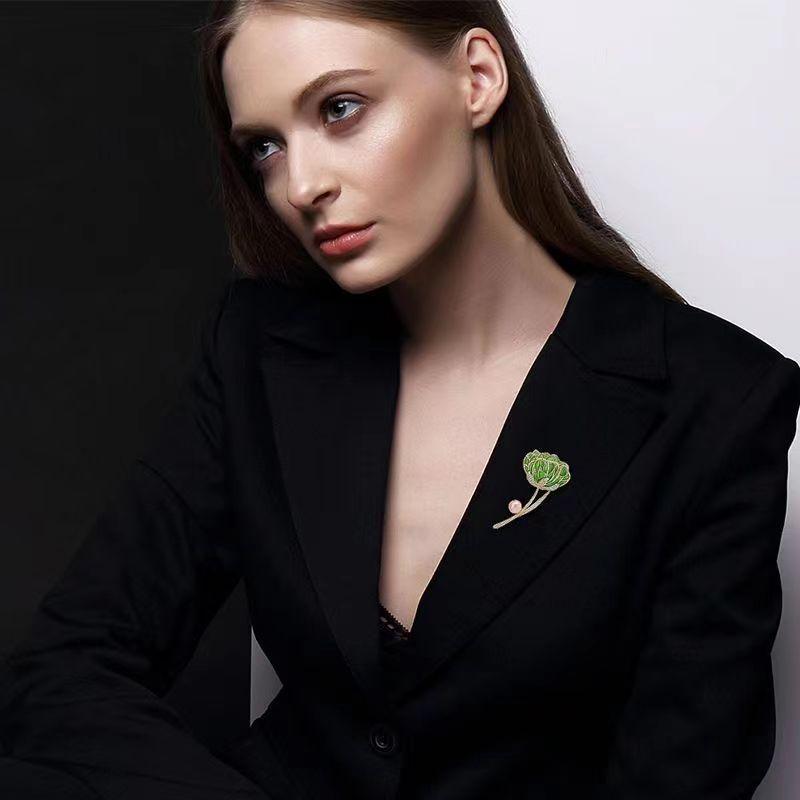 Flower Brooch Ornament High-End Entry Lux Style Fashion Accessories Niche High Sense Pearl Flower Brooch Accessories Cross-Border Application Scenario