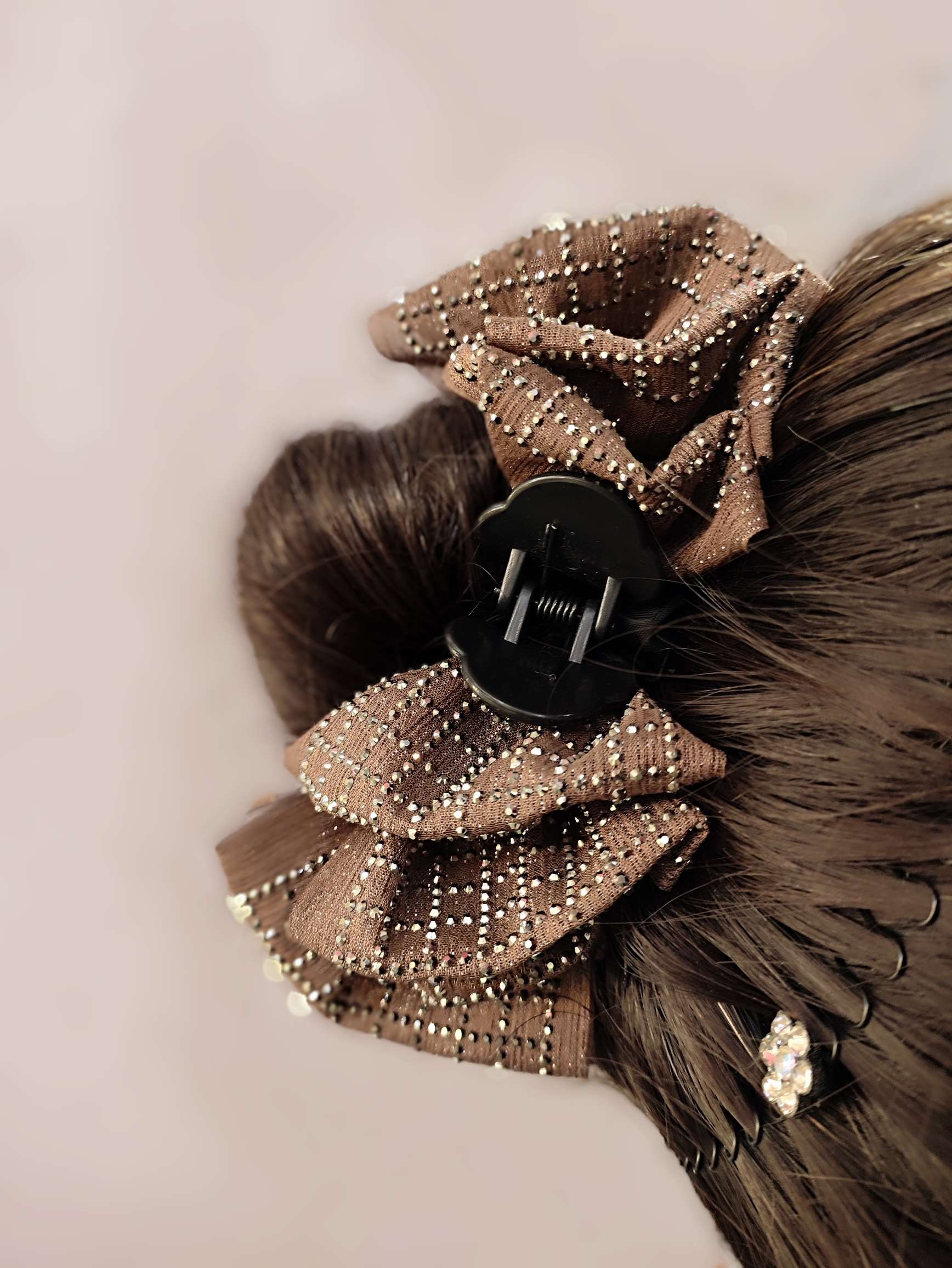 Adult hair clips, cloud-like shiny bun hairstyle, bow hair clips, high-end look, half tied hair at the back of the head, new bun hairstyle detail image 4