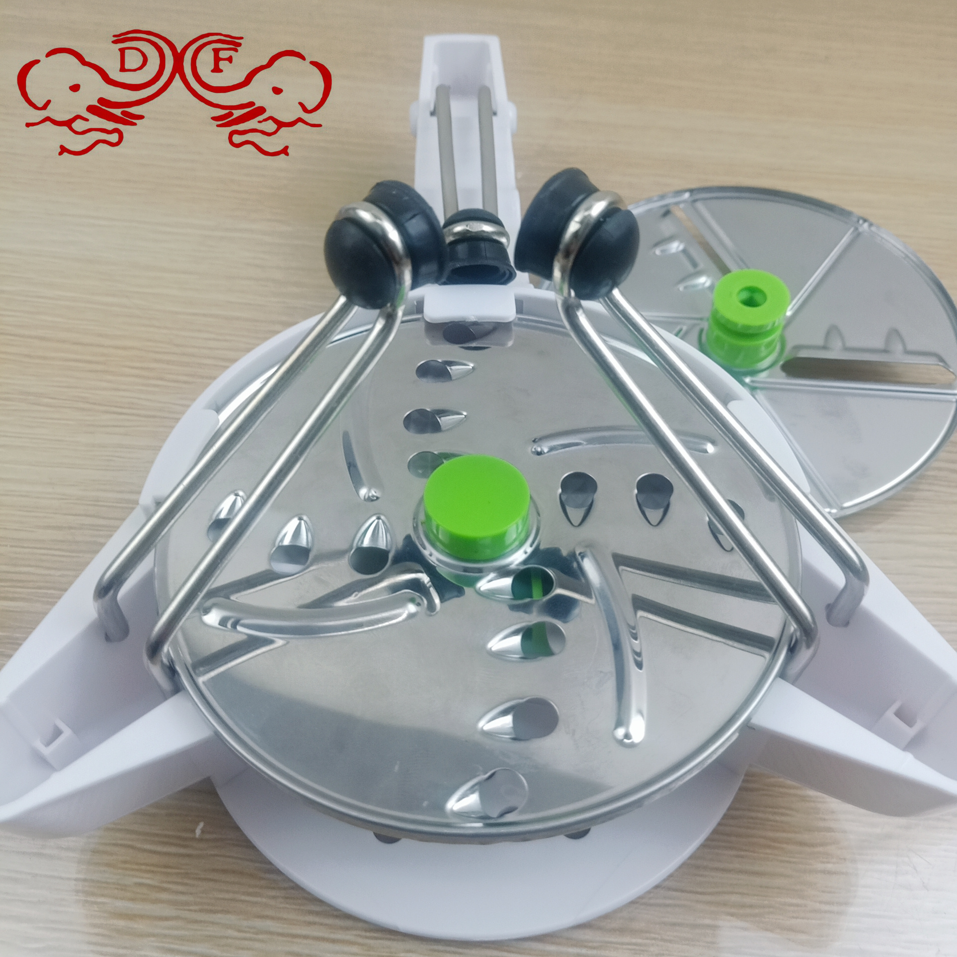 DF68855 Multi-functional vegetable cutter Potato shreds tool wiper kitchen household coarse shredded radish shreds DF TRADINGHOUSE Application Scenario