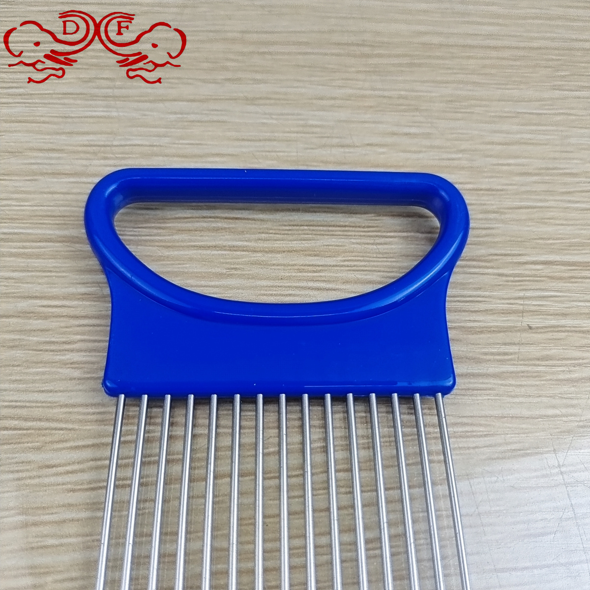 DF68856 Stainless steel onion insert tender meat needle fruit and vegetable slicing fixer Multi-functional kitchen tool DF TRADINGHOUSE Application Scenario