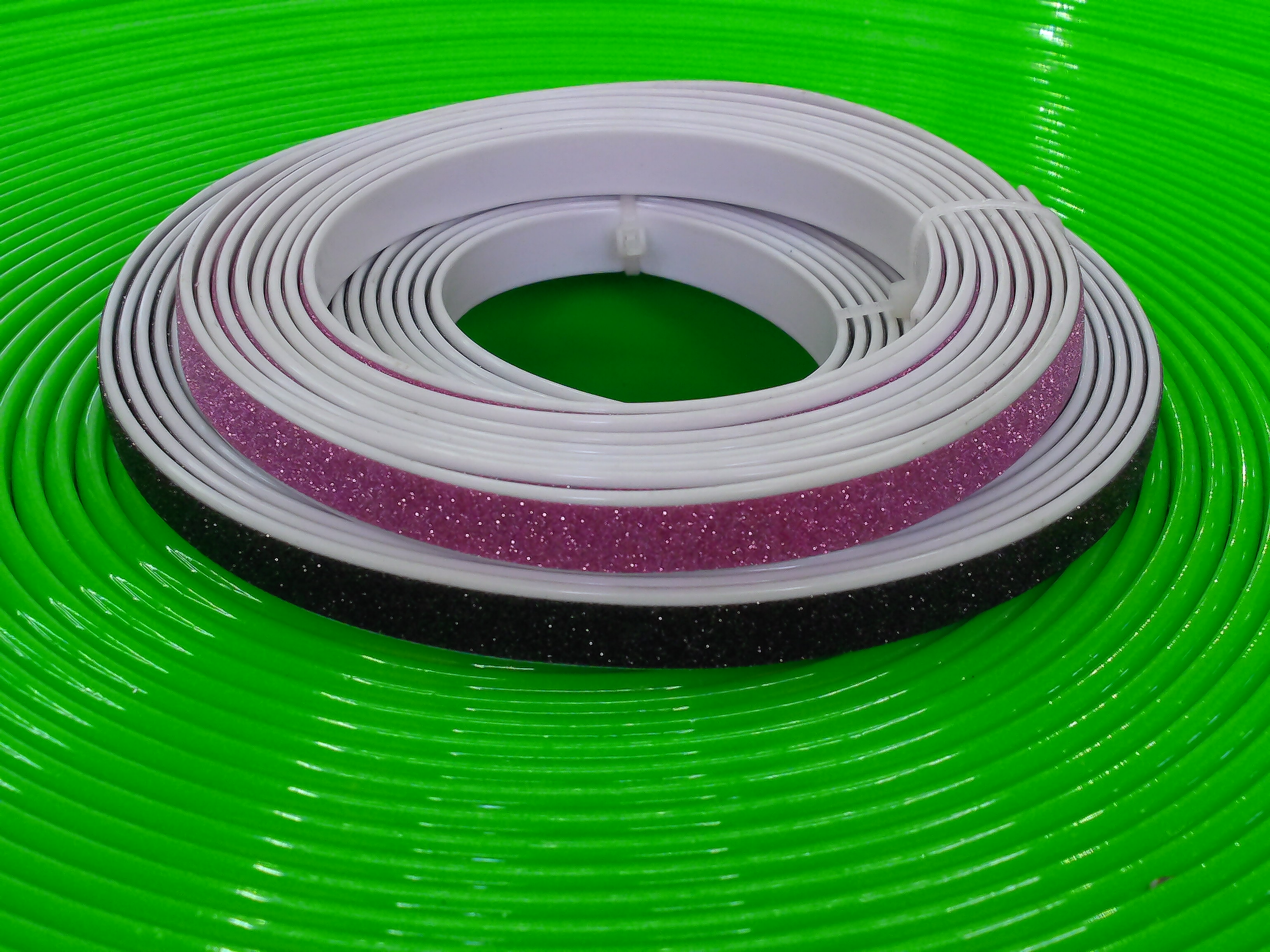 PVC白底-黑粉简约塑胶皮带辅料鞋材辅料饰品配件厂家直销.