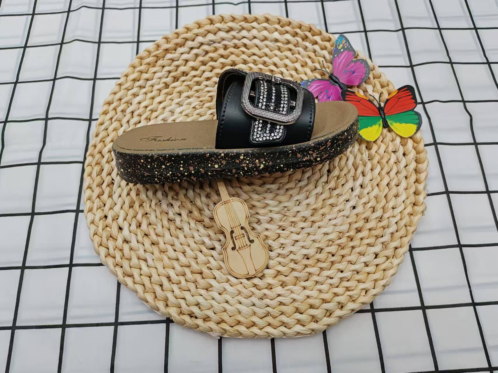 Children's flat-bottomed flip-flops for outerwear, 2024 new casual and lazy women's fashionable rhinestone flip-flops details Picture