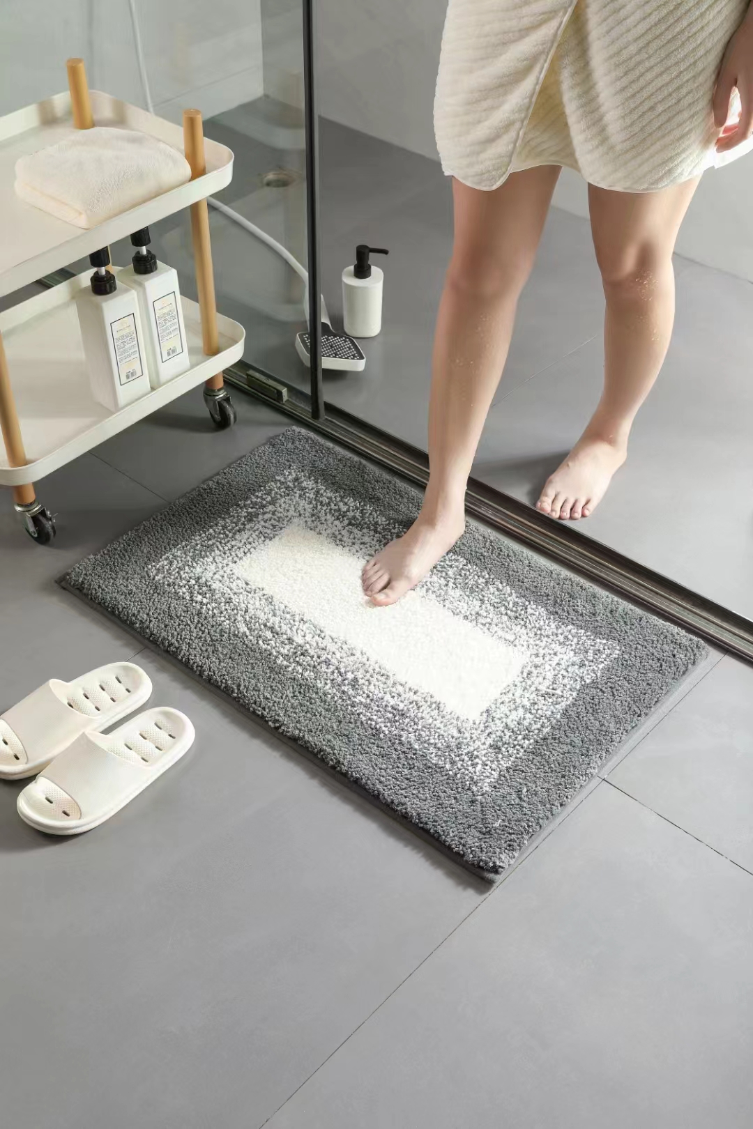 New ultra-fine gradient floor mat, anti-slip mat, floor mat, door mat, bathroom mat, absorbent mat, kitchen mat, carpet with TPR base. The product quality is good, the fabric is thick, and the size is 40*60CM full figure