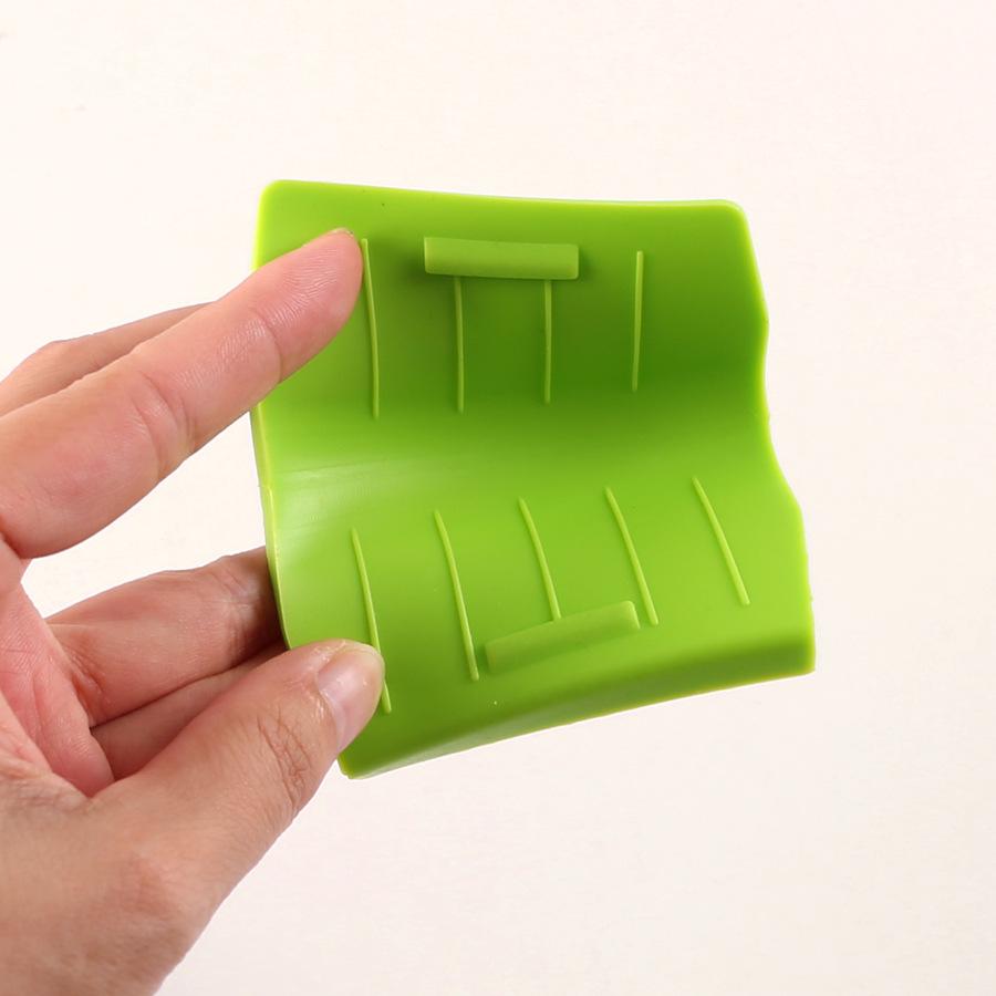 New Creative Silicone Pot Ear Clip Pan Handle Wok Insution Handbag Kitchen High-Temperature Resistant Silicone Hand Clip Handbag a Pair Wholesale Application Scenario