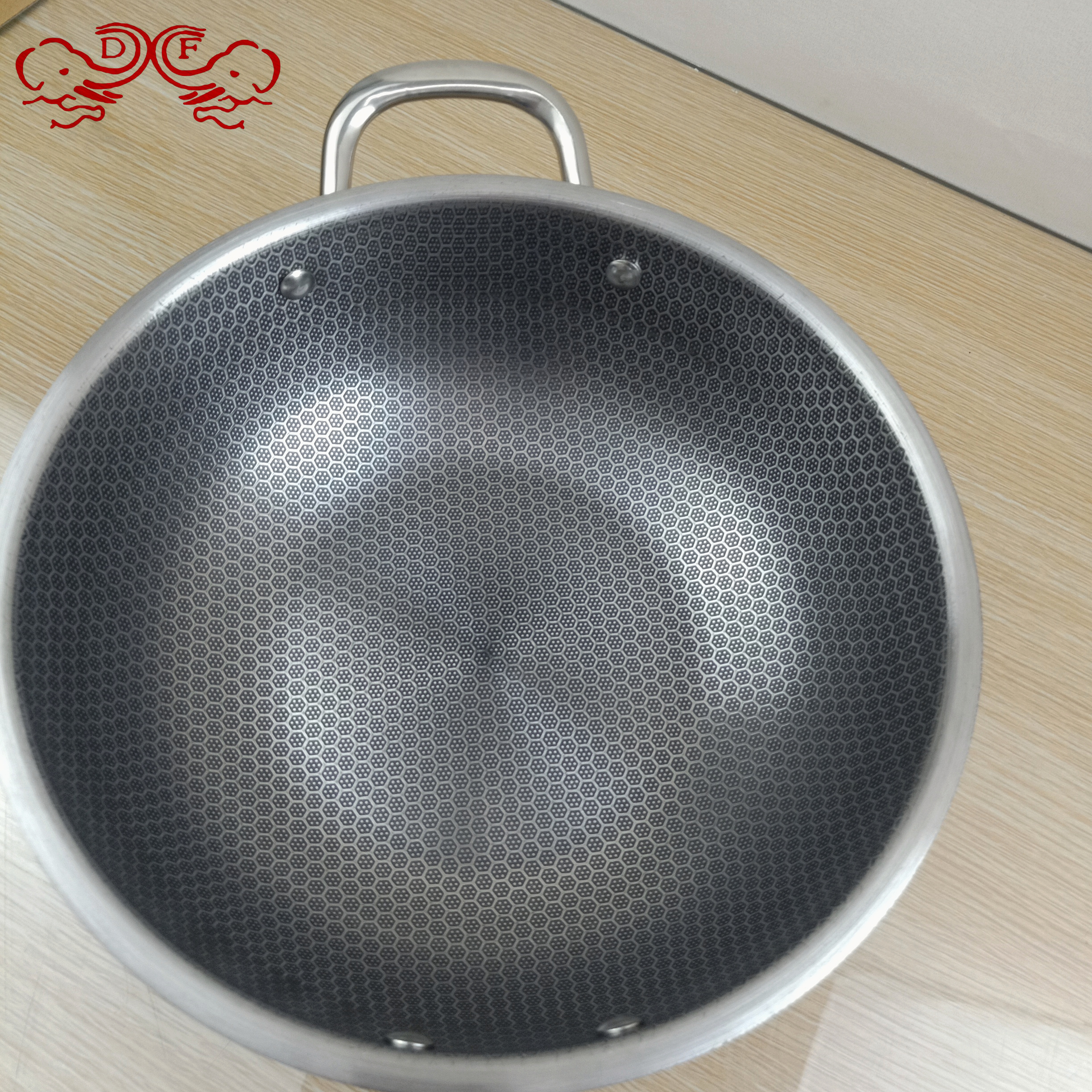 Df68865 Stainless Steel Wok Frying Pan All Honeycomb Non-Stick Household Uncoated Electric Combustion Universal Wok Df Tradinghouse Application Scenario