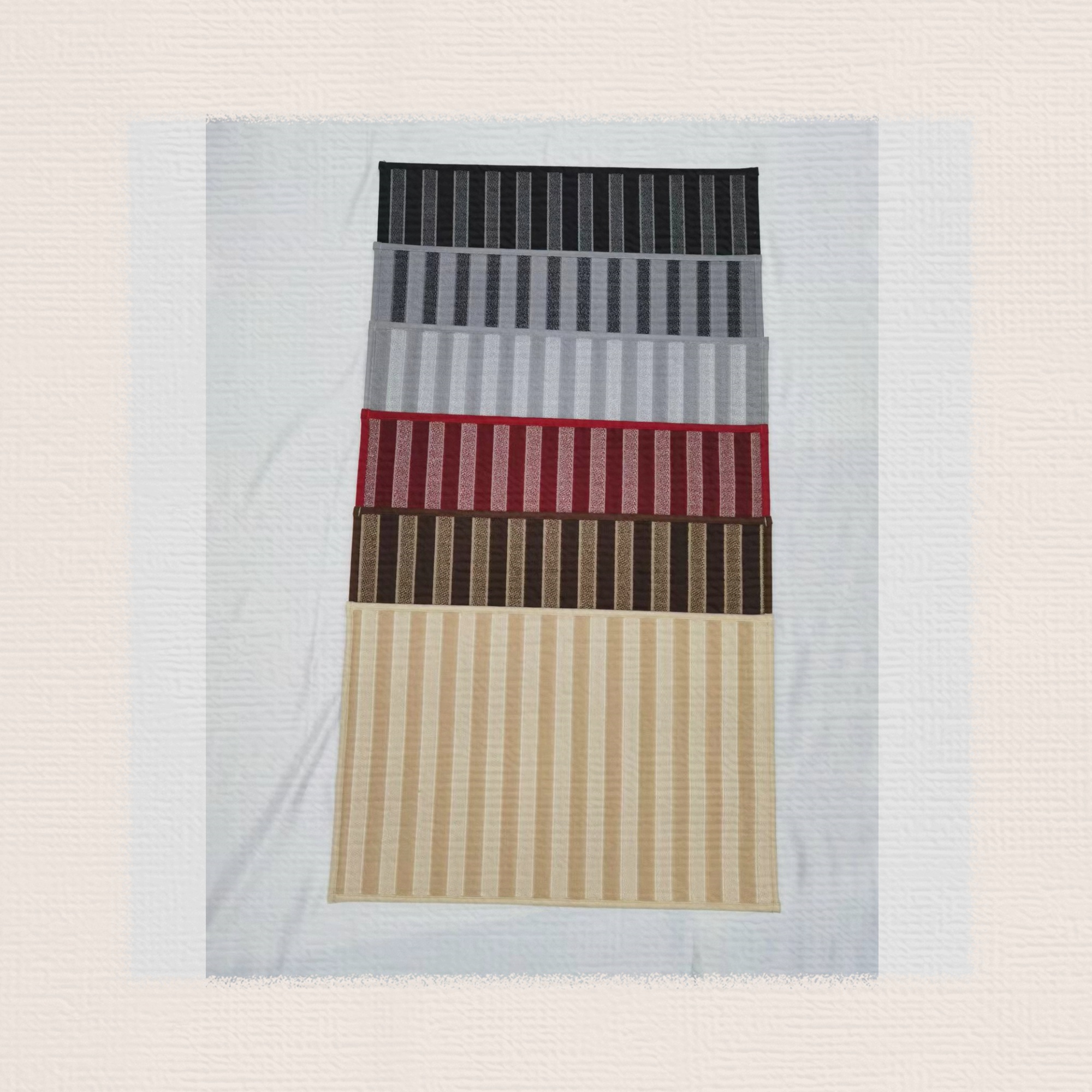 The new rubber bottom striped floor mat, anti-slip mat, foot mat, water-absorbing mat, door mat, kitchen mat, bathroom mat, bed mat and carpet are of high quality. The bottom is made of rubber fabric with super fine right-angle lock edge, 40*60CM details Picture