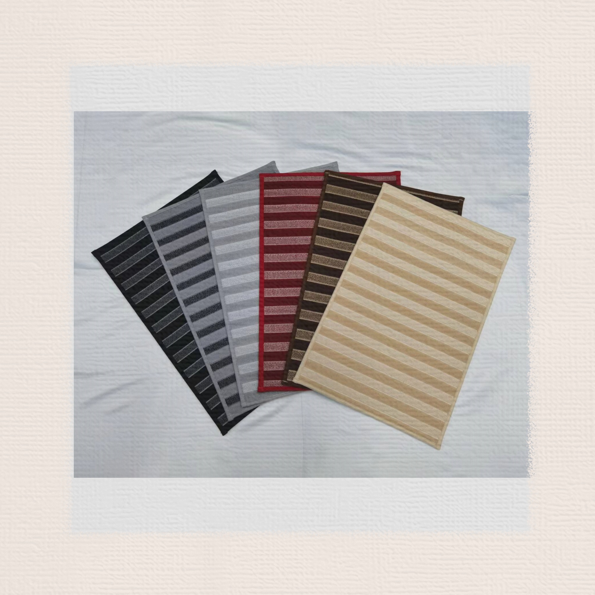 The new rubber bottom striped floor mat, anti-slip mat, foot mat, water-absorbing mat, door mat, kitchen mat, bathroom mat, bed mat and carpet are of high quality. The bottom is made of rubber fabric with super fine right-angle lock edge, 40*60CM full figure