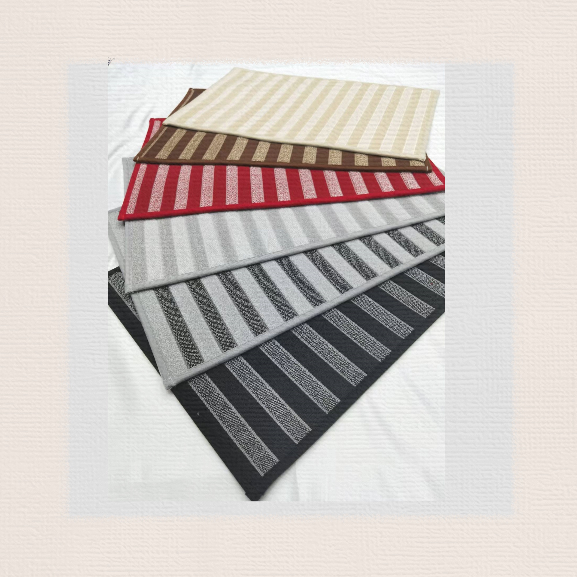 The new rubber bottom striped floor mat, anti-slip mat, foot mat, water-absorbing mat, door mat, kitchen mat, bathroom mat, bed mat and carpet are of high quality. The bottom is made of rubber fabric with super fine right-angle lock edge, 40*60CM Application Scenario