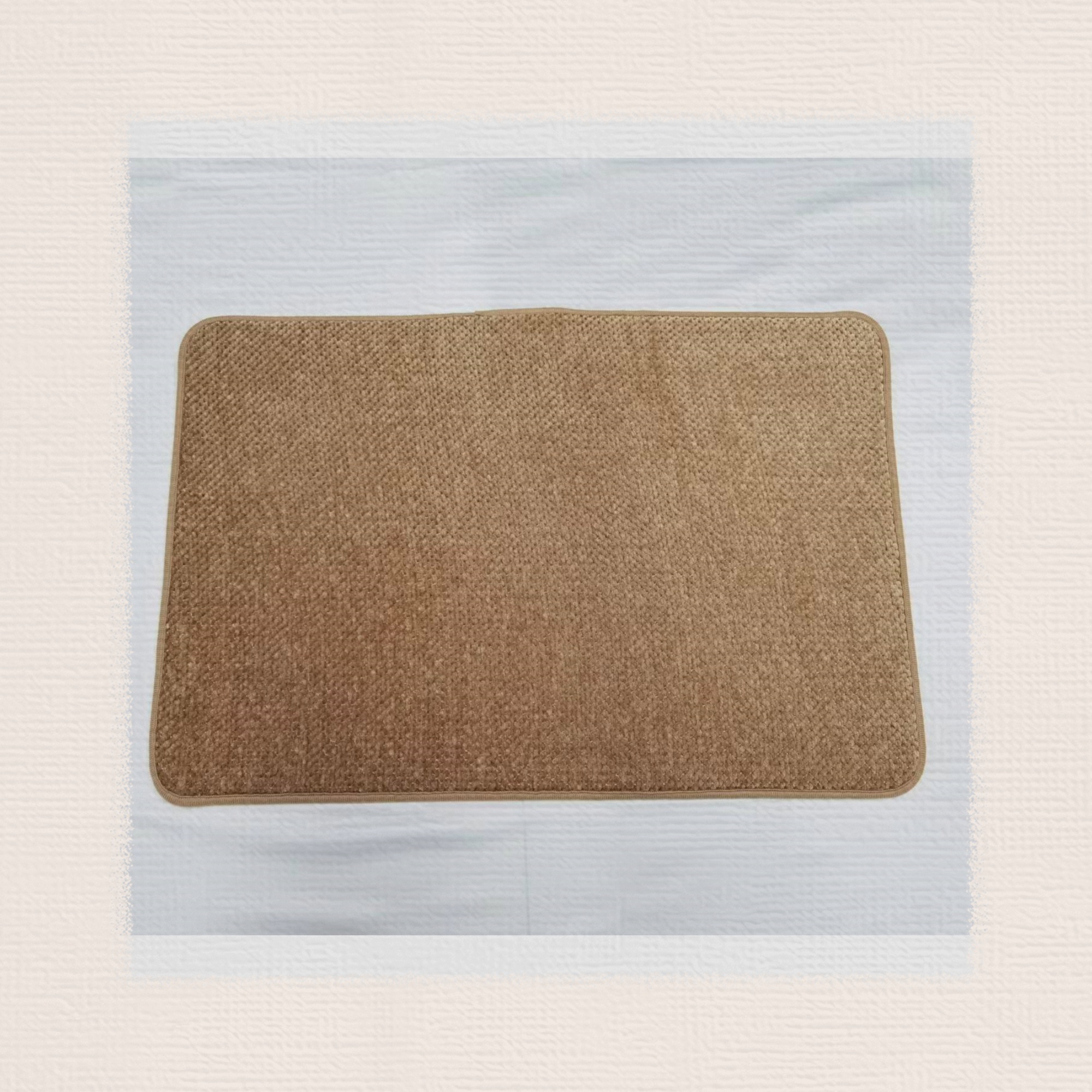 The new TPR base Snow Neil pineapple pattern floor mat, foot mat, door mat, anti-slip mat, bathroom mat, absorbent foot mat and carpet are of high quality. The fabric is comfortable and available in multiple colors. The size is 40*60cm Item Picture