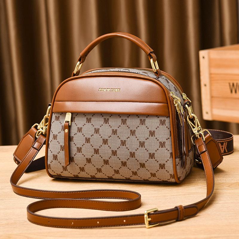 Manufacturer 2022 New Horizontal Small Square Bag with Zip Women's Bag Handbag Elegant Ladies' Pouch Messenger Bag Simple Fashion full figure