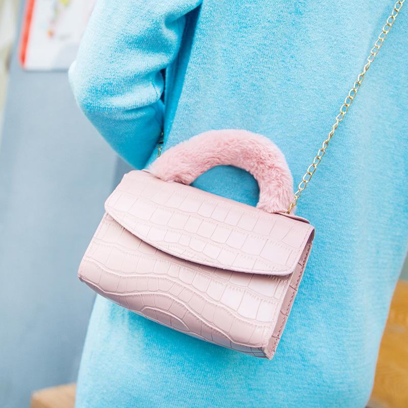 Plush Chain Bag 2022 Fashionable Handbag Cross-Border Wholesale Ladies Bag Crocodile Cross-Body Bag Application Scenario