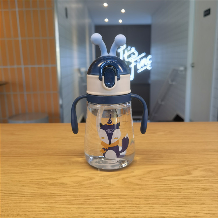 Y217-1600 Creative Ant Cartoon Straw Cup, cute and creative kindergarten water bottle with scale handle Application Scenario