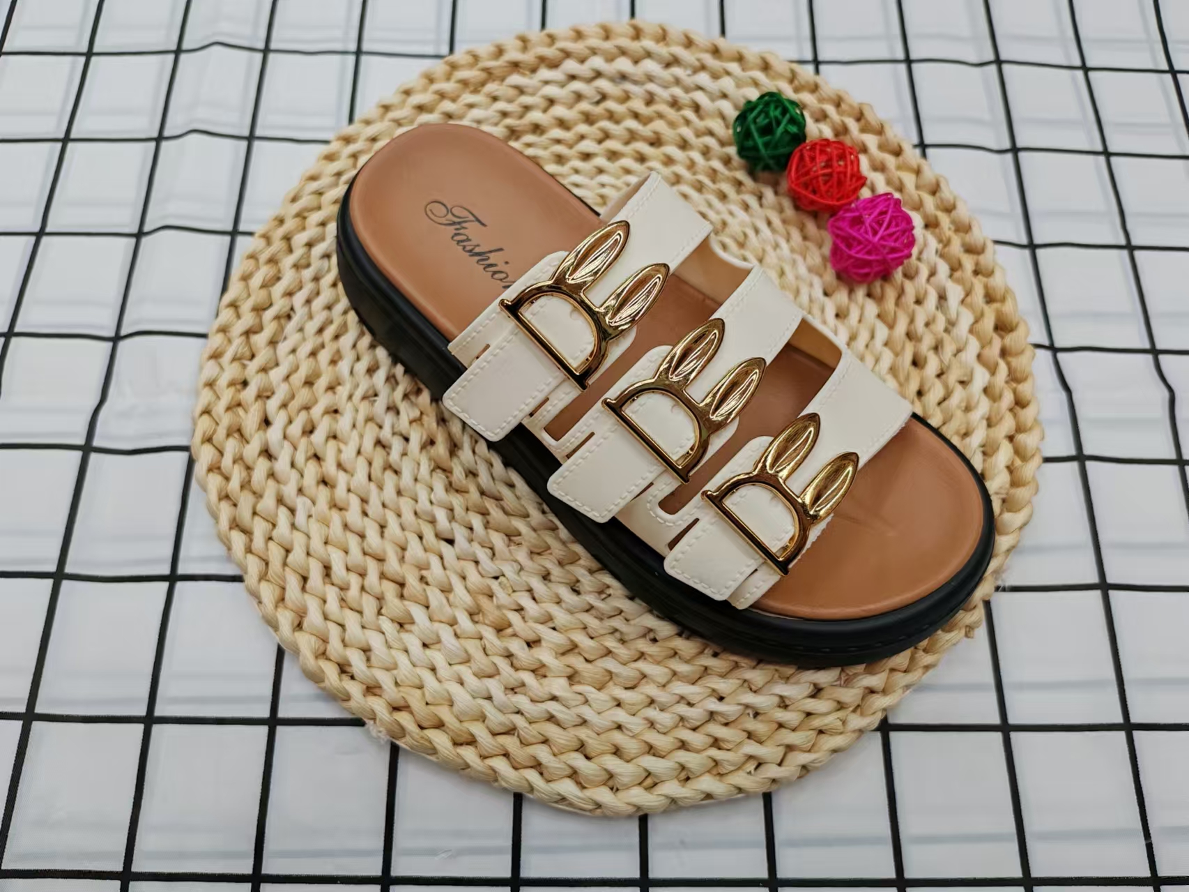 2024 New style of women's summer outerwear fashionable Korean-style Instagram trendy chain one-shoulder women's flip-flops details Picture