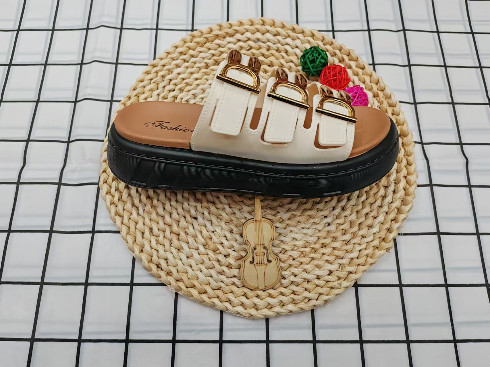 2024 New style of women's summer outerwear fashionable Korean-style Instagram trendy chain one-shoulder women's flip-flops Specification image