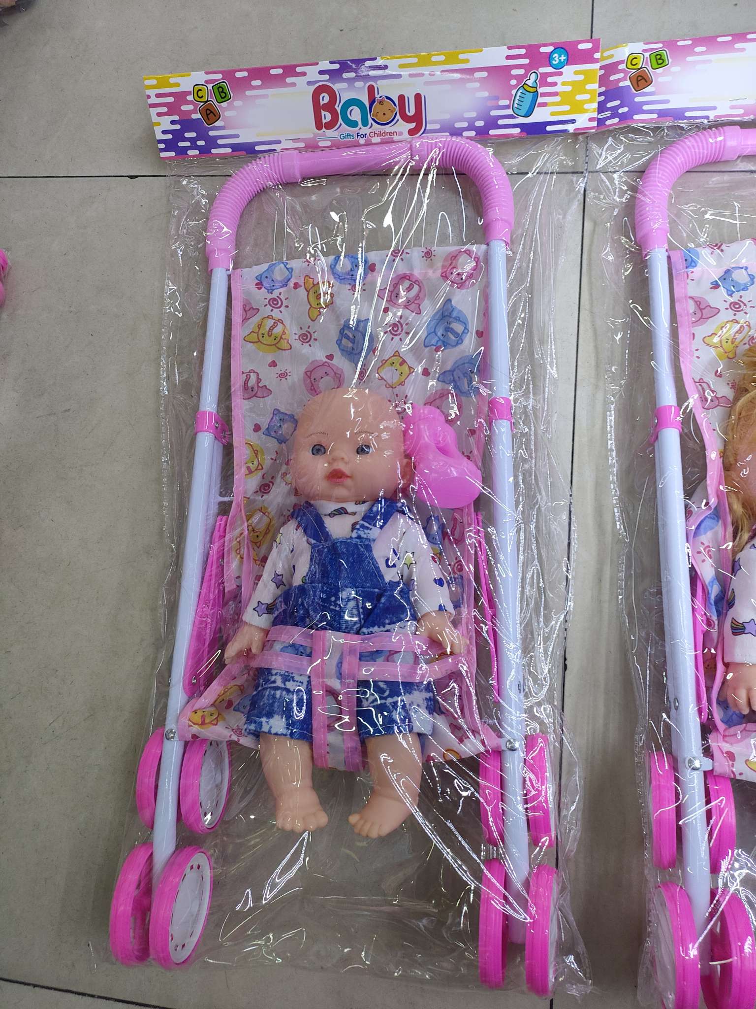 新款娃娃推车套装，男孩女孩两款混装，卡头袋包装。26元/套，36套/箱。娃娃推车新款热销详情图2