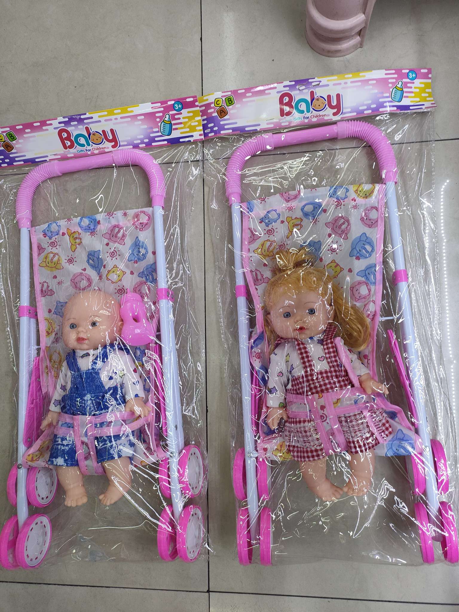 新款娃娃推车套装，男孩女孩两款混装，卡头袋包装。26元/套，36套/箱。娃娃推车新款热销