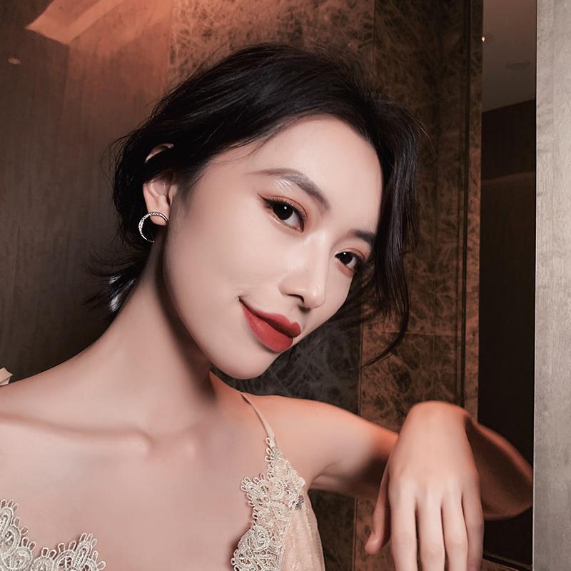 B014 Star and Moon Earrings High-Grade Stud Earrings 925 Silver Needle Online Influencer Refined Female Ear Rings Asymmetric Eardrops Application Scenario