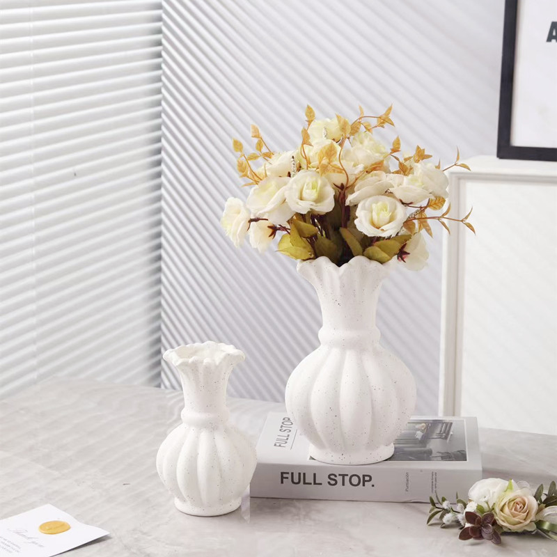 Simple style ceramic vases with lotus edges, flower arrangement vases, living room dining tables, wedding model rooms, decorative ornaments