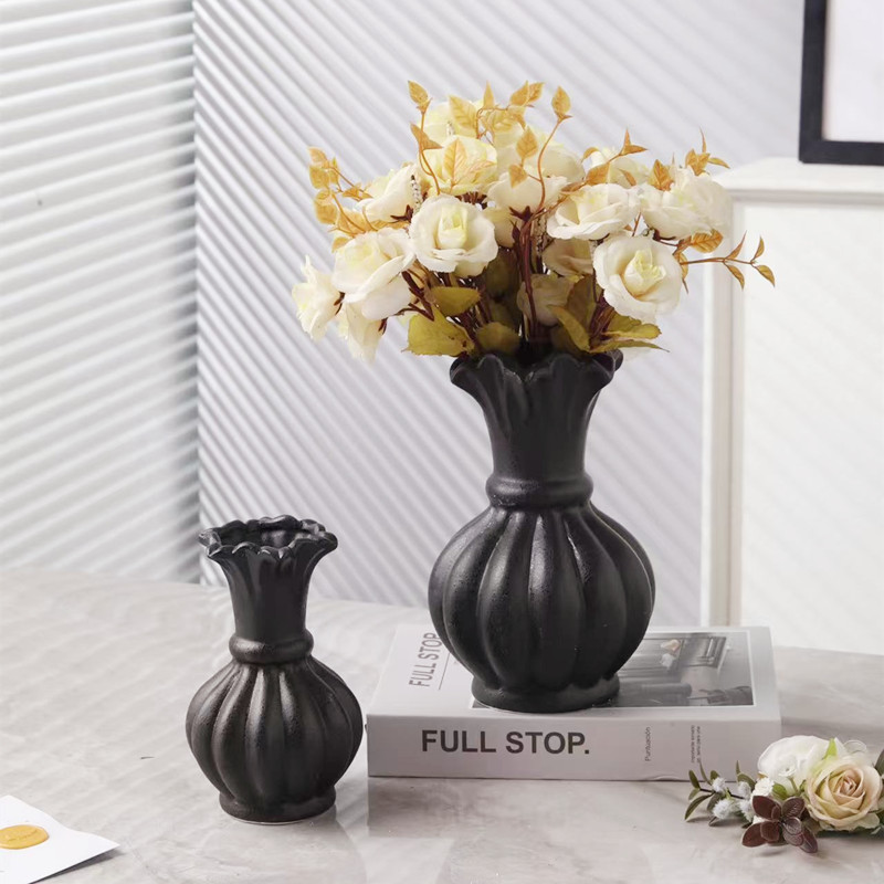 Simple style ceramic vases with lotus edges, flower arrangement vases, living room dining tables, wedding model rooms, decorative ornaments details Picture