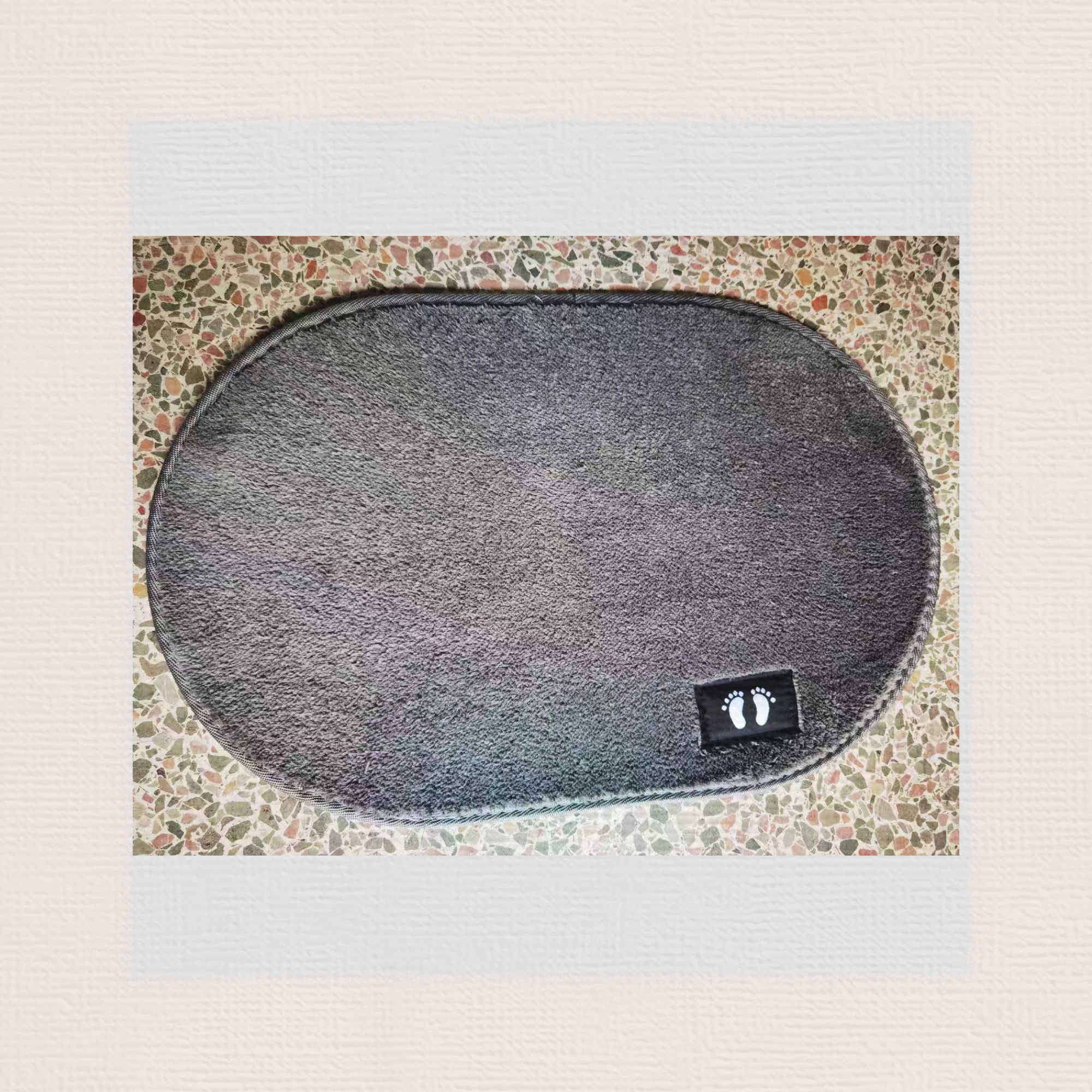 The oval-shaped TPR base plain-colored fluffy mat, velvet mat, anti-slip mat, floor mat, carpet floor mat, fabric mat, foot mat and door mat are of good quality and available in multiple colors. The size of the fabric mat is 38*58cm Application Scenario