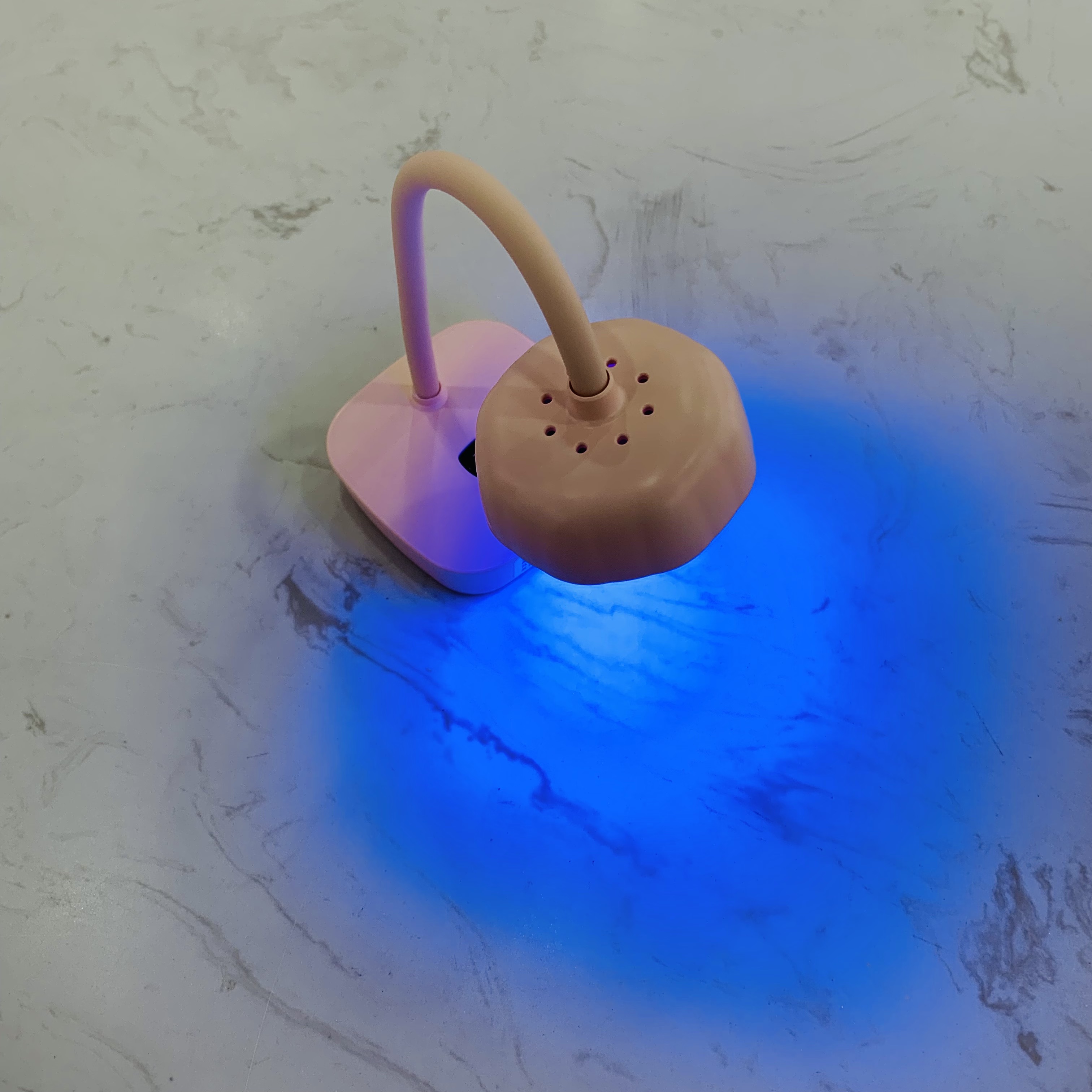 New battery-powered nail sticker nail lamp, automatic sensing portable desk lamp, 12W nail baking lamp Application Scenario