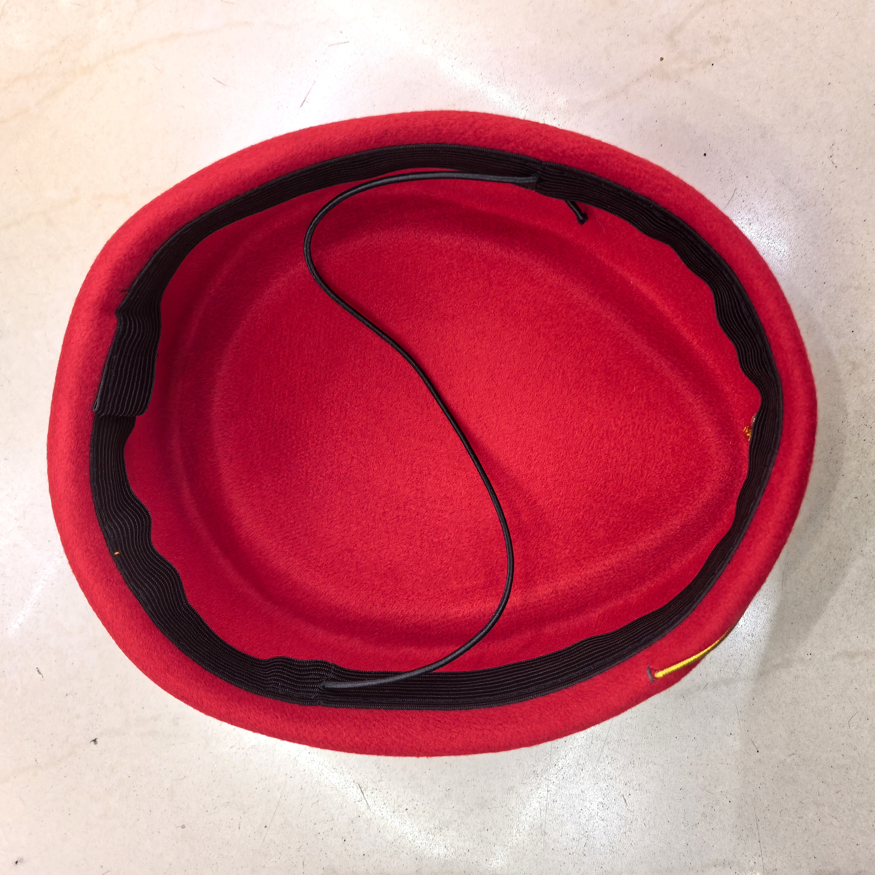 The beautiful flight attendant's uniform lured the flight attendant sister to dress up as a performance hat details Picture