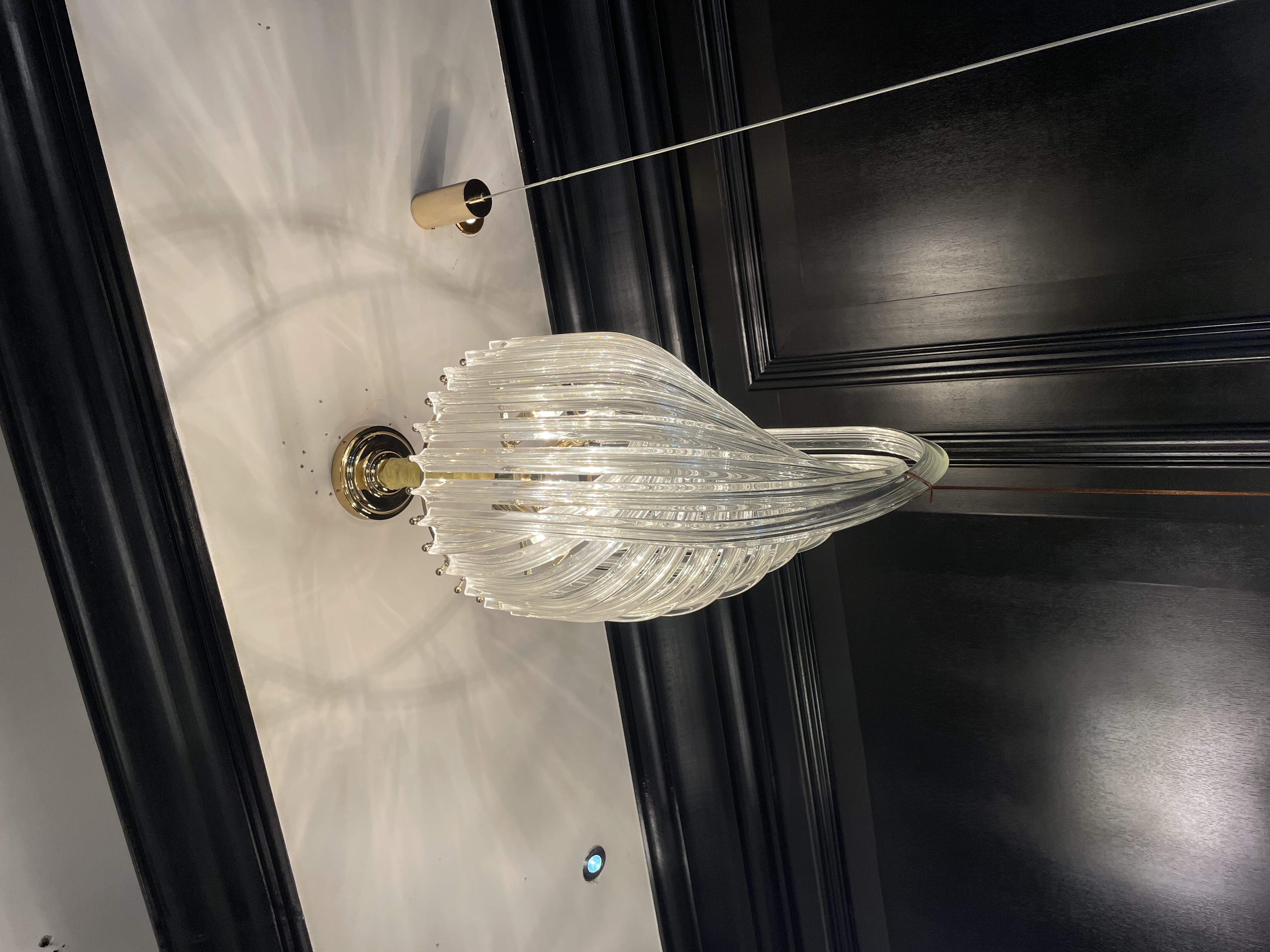 The crystal chandelier, ceiling lamp, lighting fixtures and living room lamps all have a strong sense of design pic 1