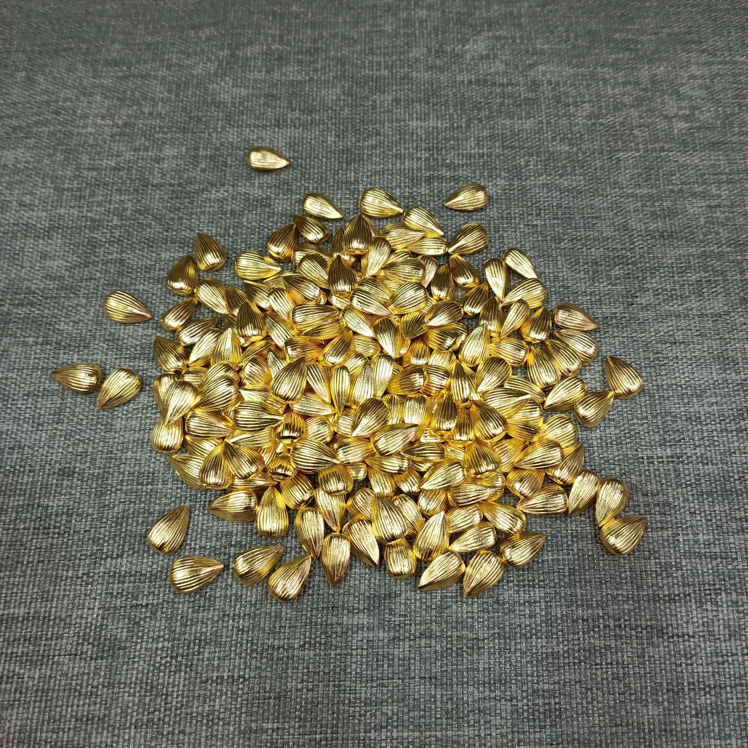 Zhonggong Craft Golden Melon Seed and Golden Rice Series Mini Melon Seeds, "Many Seeds, Many Blessings", 1 kilogram per bag, 1kg Specification image