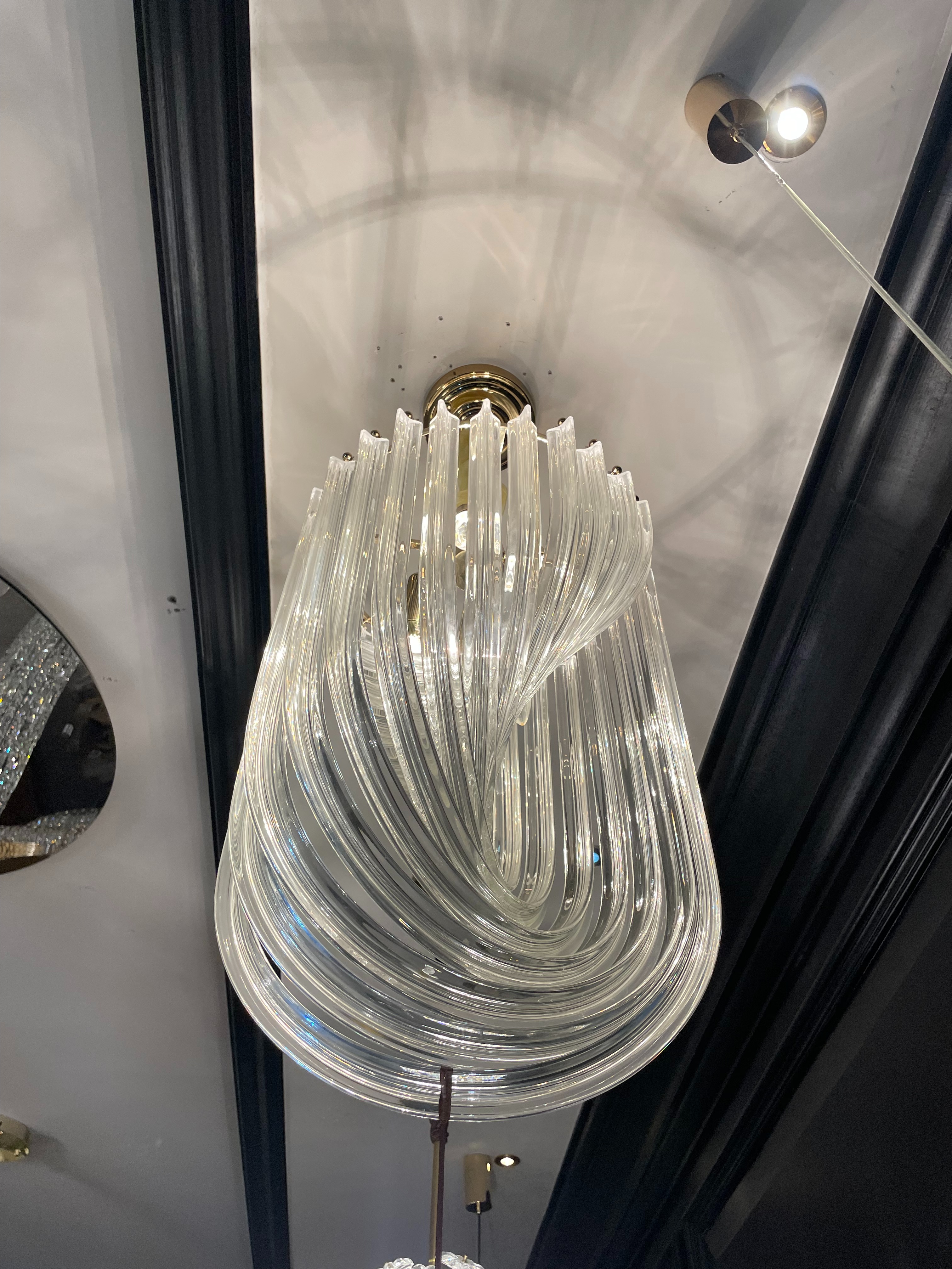 The crystal chandelier, ceiling lamp, lighting fixtures and living room lamps all have a strong sense of design Specification image