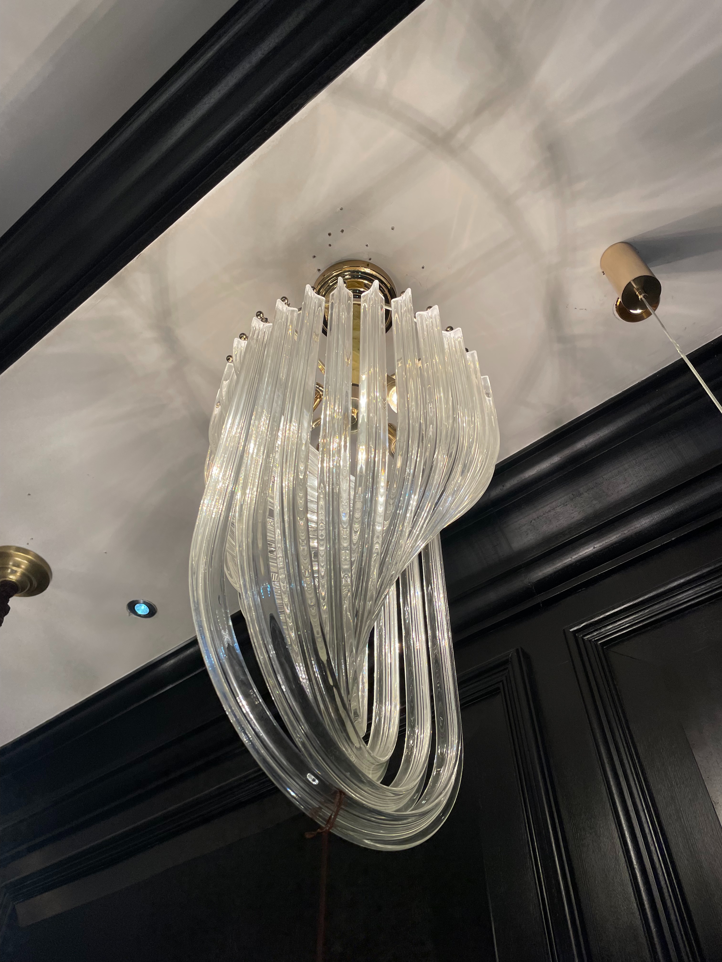 The crystal chandelier, ceiling lamp, lighting fixtures and living room lamps all have a strong sense of design details Picture