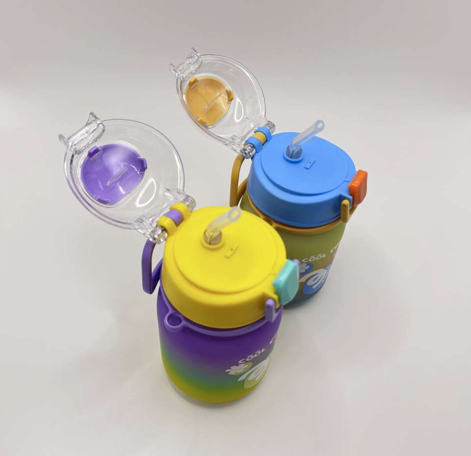 K40-8094 Frosted creative plastic cup Bounce lock straw cup Crossbody portable fun children's water cup Specification drawing