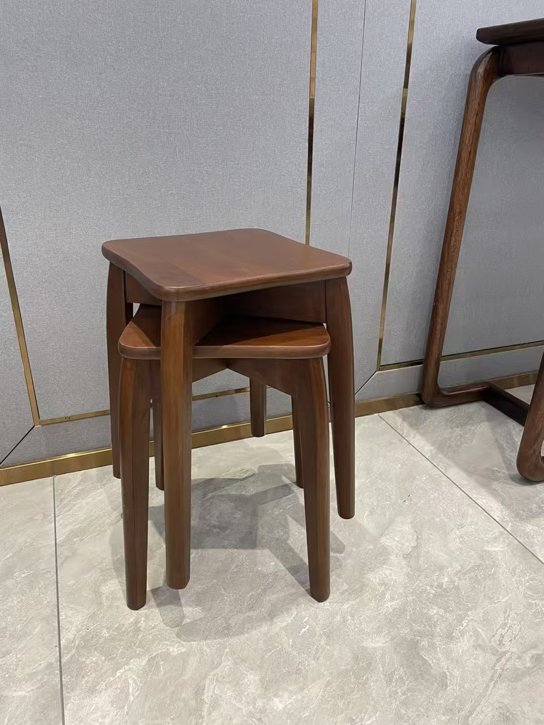 Nordic storage folding stools, Japanese wooden dining table stools, household solid wood round stools, dining stools, simple dining room stools that can be stacked details Picture