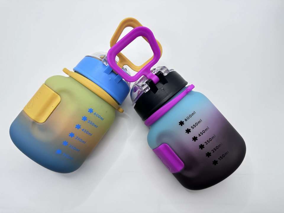 K40-8094 Frosted creative plastic cup Bounce lock straw cup Crossbody portable fun children's water cup Application Scenario