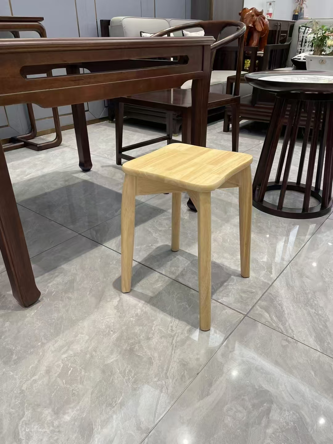 Nordic storage folding stools, Japanese wooden dining table stools, household solid wood round stools, dining stools, simple dining room stools that can be stacked Application Scenario