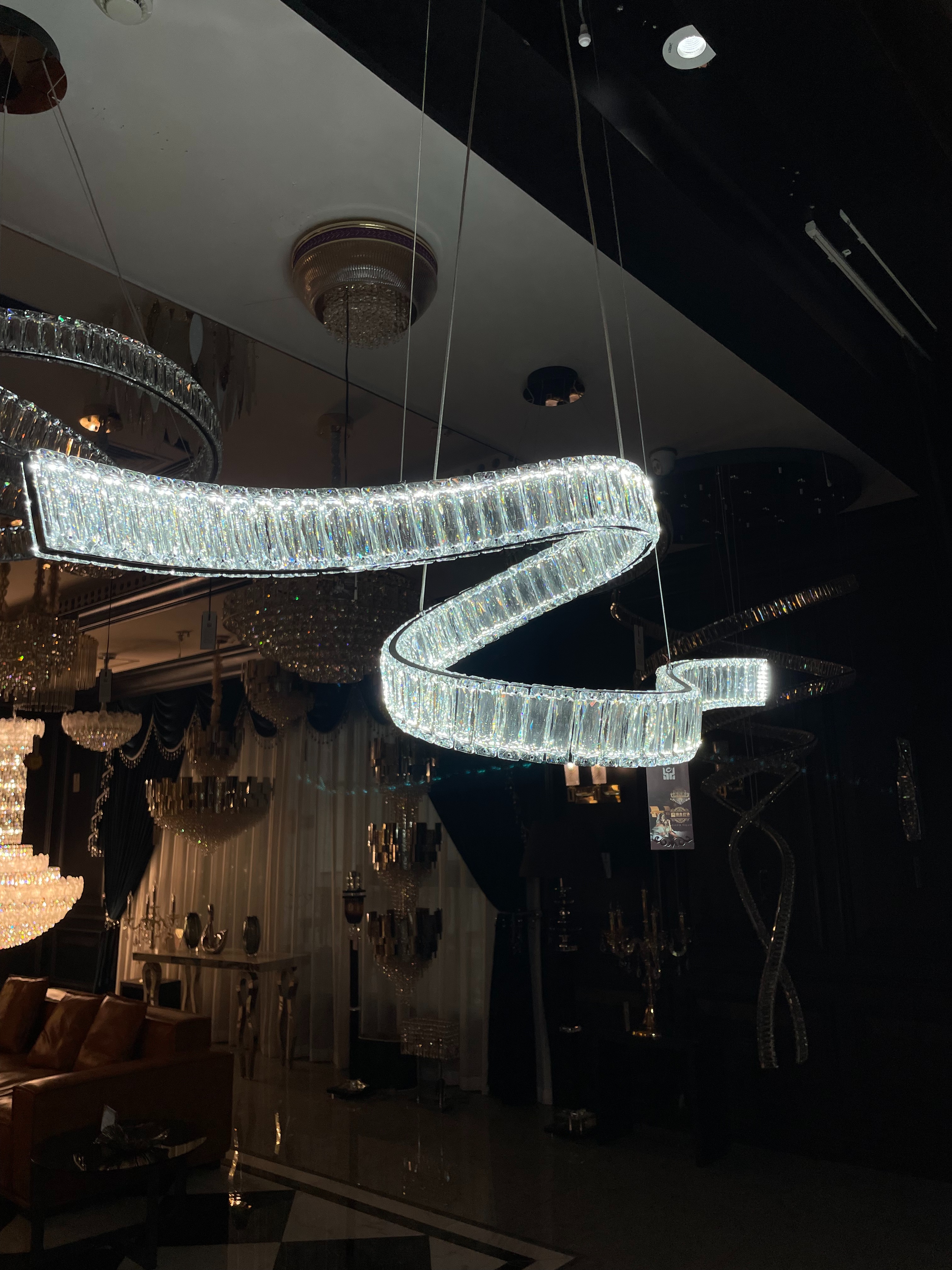 Household chandeliers, crystal chandeliers, ceiling chandeliers, crystal chandeliers, lighting fixtures, modern, simple and creative decorative lamps Application Scenario