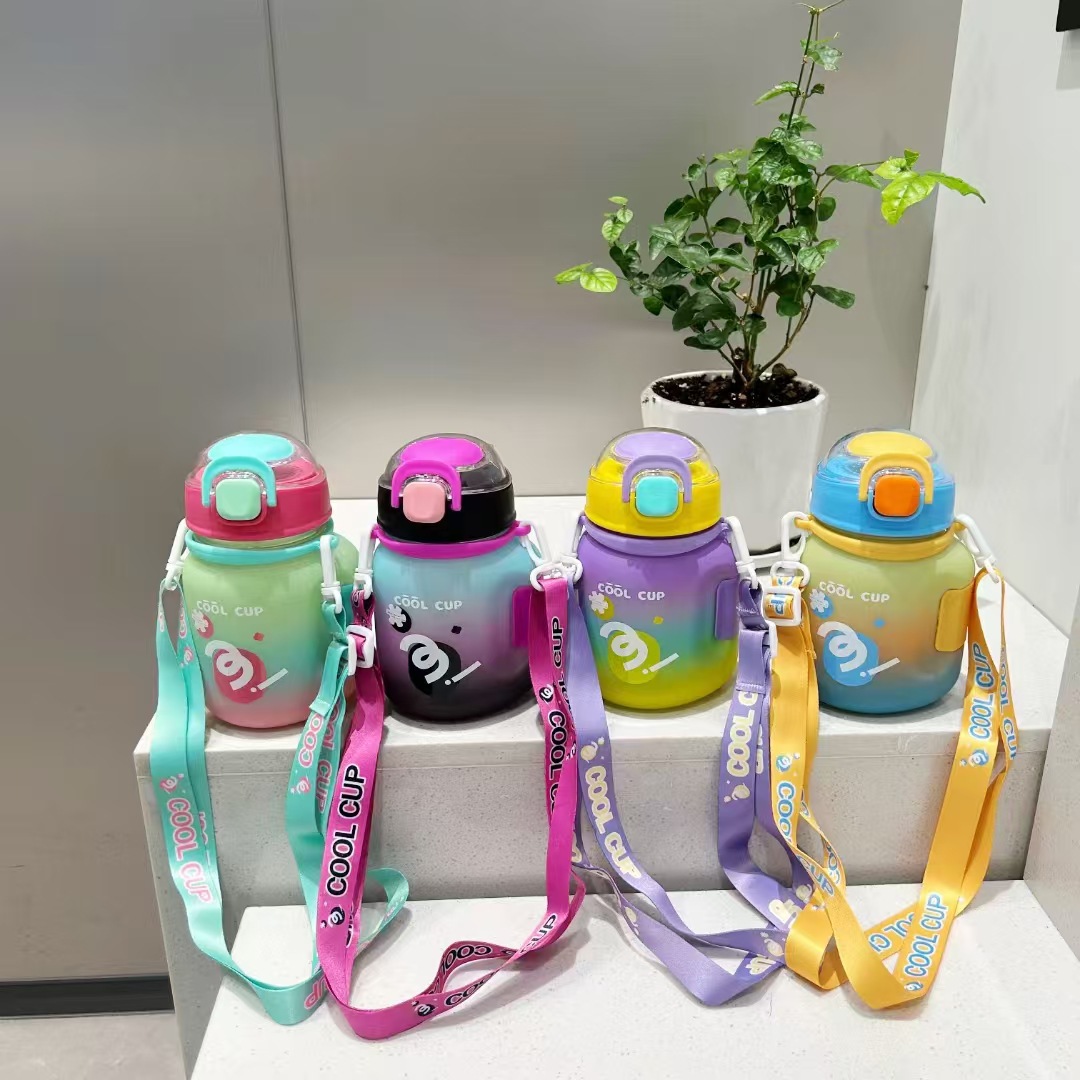 K40-8094 Frosted creative plastic cup Bounce lock straw cup Crossbody portable fun children's water cup full figure