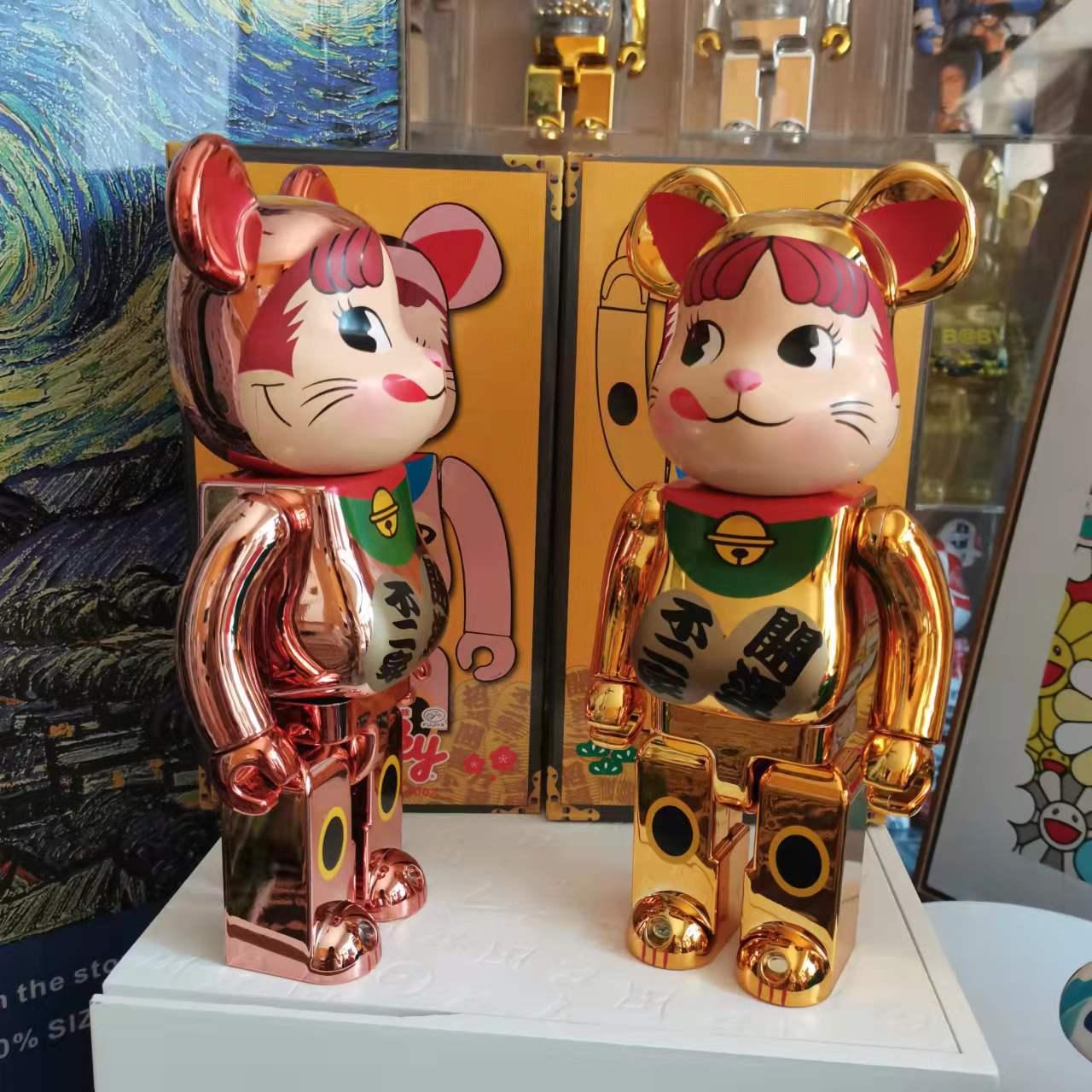 Bearbrick Violent Bear Electroplating Powder Gold Green Collar Milk Girl Best Fortune Cat Bearbrick 400% Application Scenario