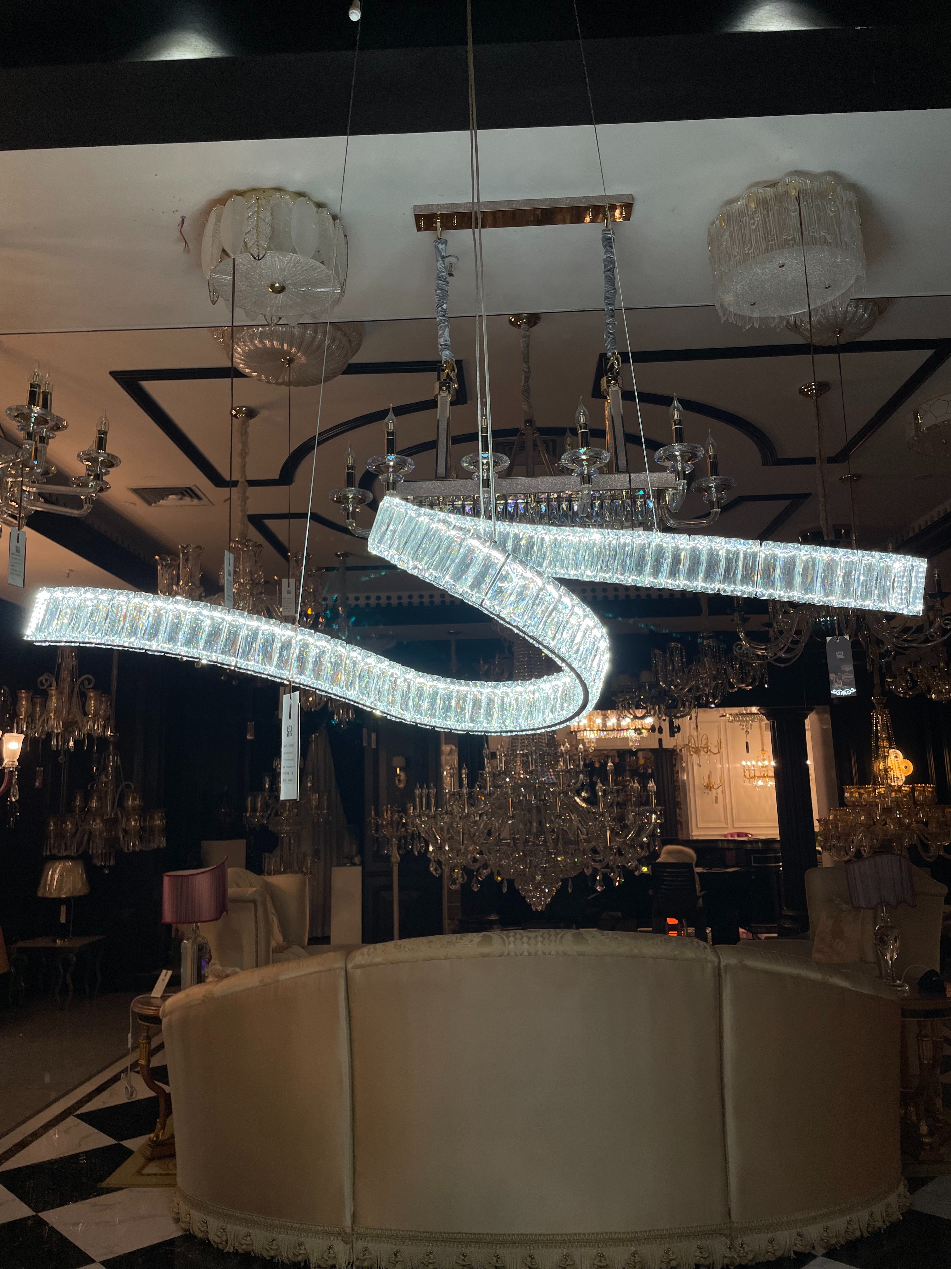 Household chandeliers, crystal chandeliers, ceiling chandeliers, crystal chandeliers, lighting fixtures, modern, simple and creative decorative lamps details Picture